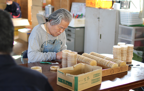 きのこの苗床の清掃