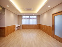 優しい光に包まれる廊下