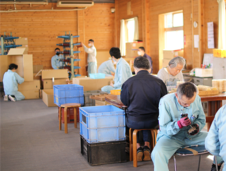 木に囲まれた優しい雰囲気の作業場